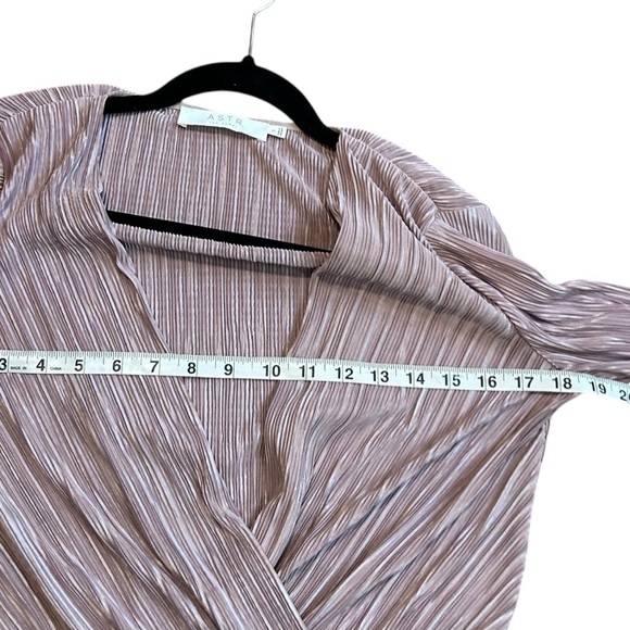 ASTR The Label Deep-V Pleated Pink Bodysuit- Size Small - Picture 10 of 11